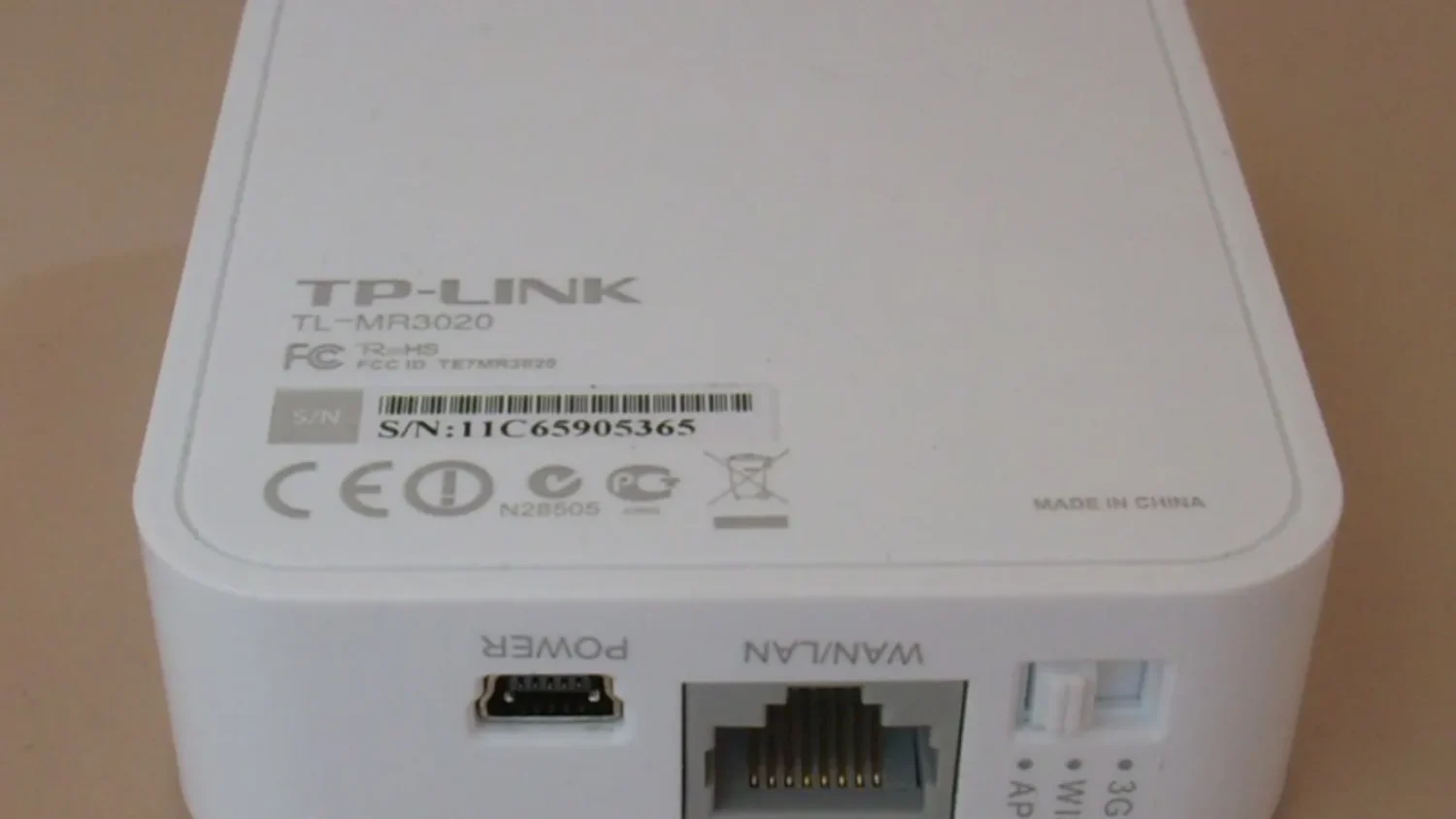 Белый роутер TP-Link, вид на порты