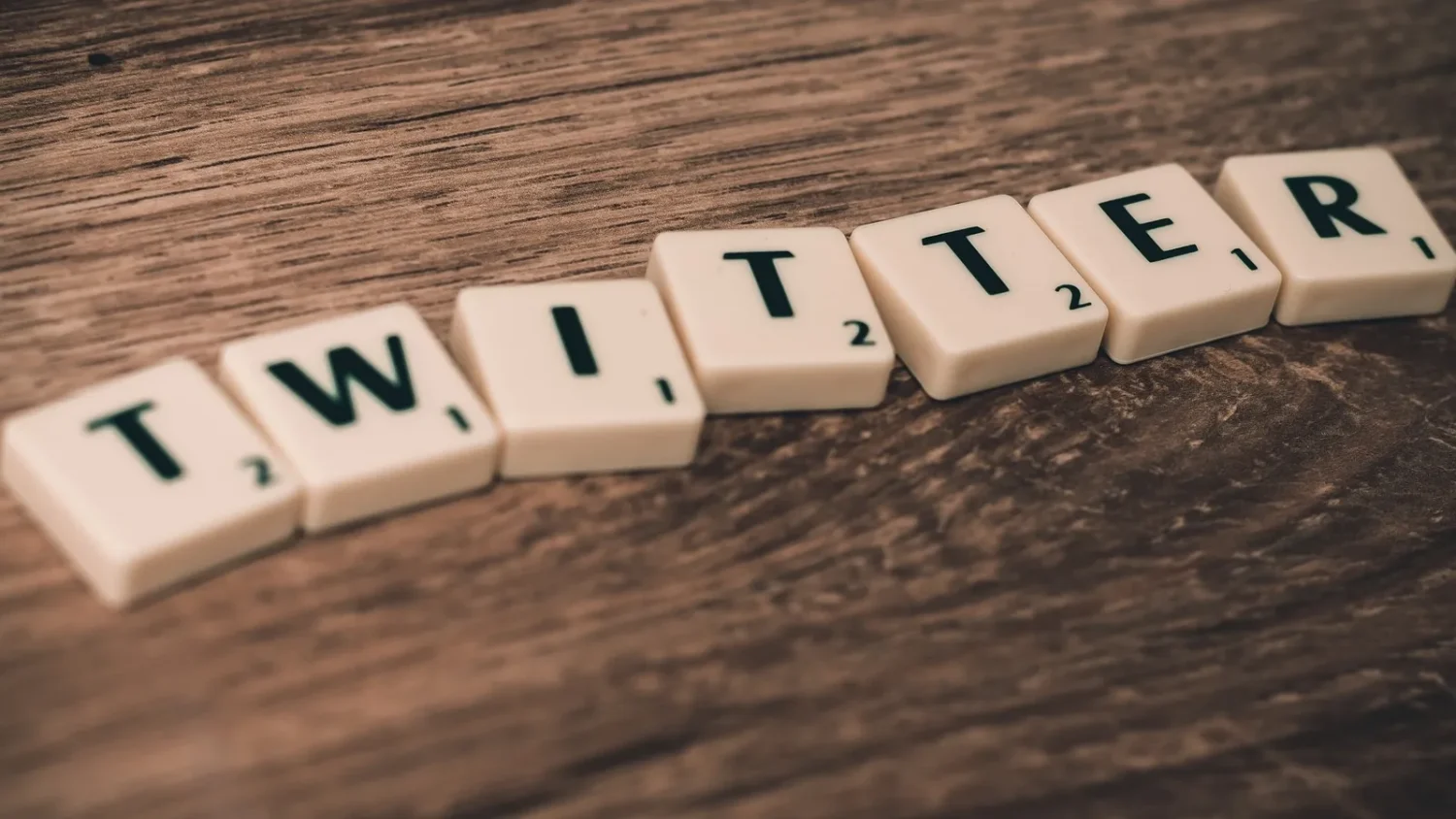 Буквы TWITTER из деревянных фишек на столе
