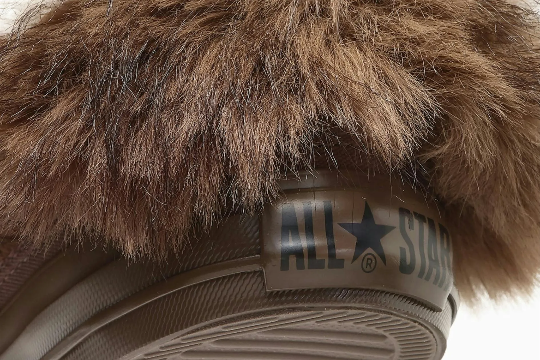 Converse Japan выпустила меховые слипоны Chuck Taylor с заостренными носами