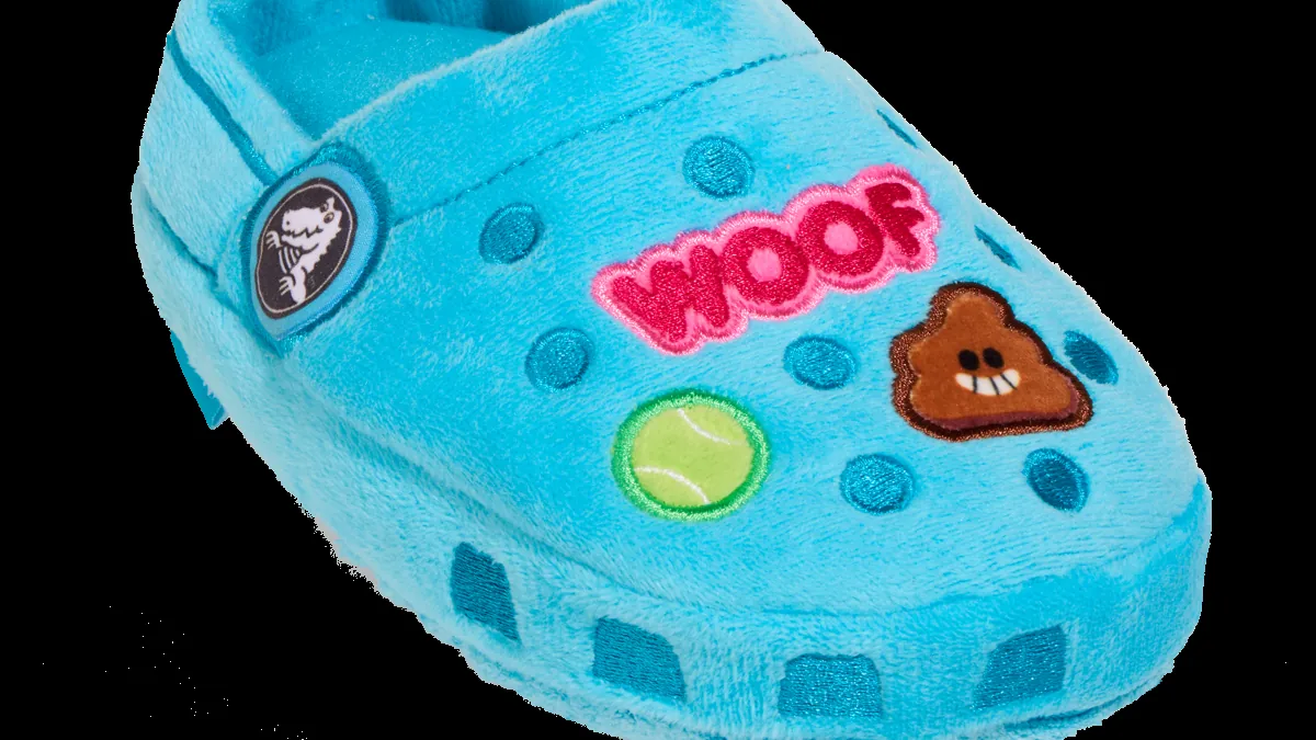 Crocs и BARK выпустили коллекцию игрушек и аксессуаров для собак