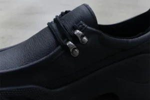 Crocs выпустила кожаные кроссовки Gallery Shoe в стиле Clarks Wallabee