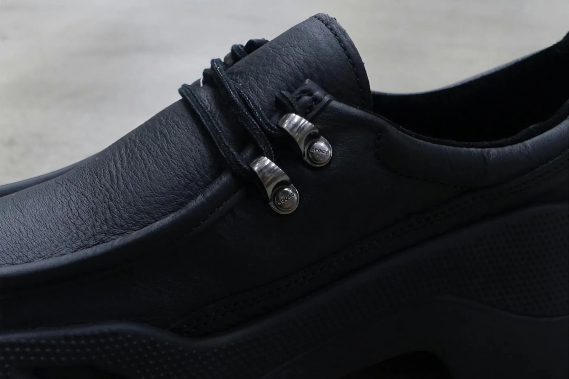 Crocs выпустила кожаные кроссовки Gallery Shoe в стиле Clarks Wallabee