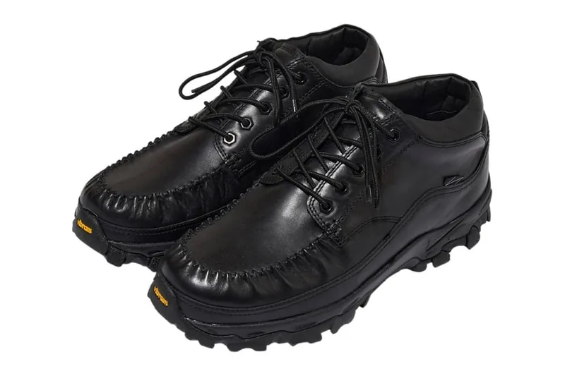 DELUXE и SUICOKE представили мокасины с посланием на пятках