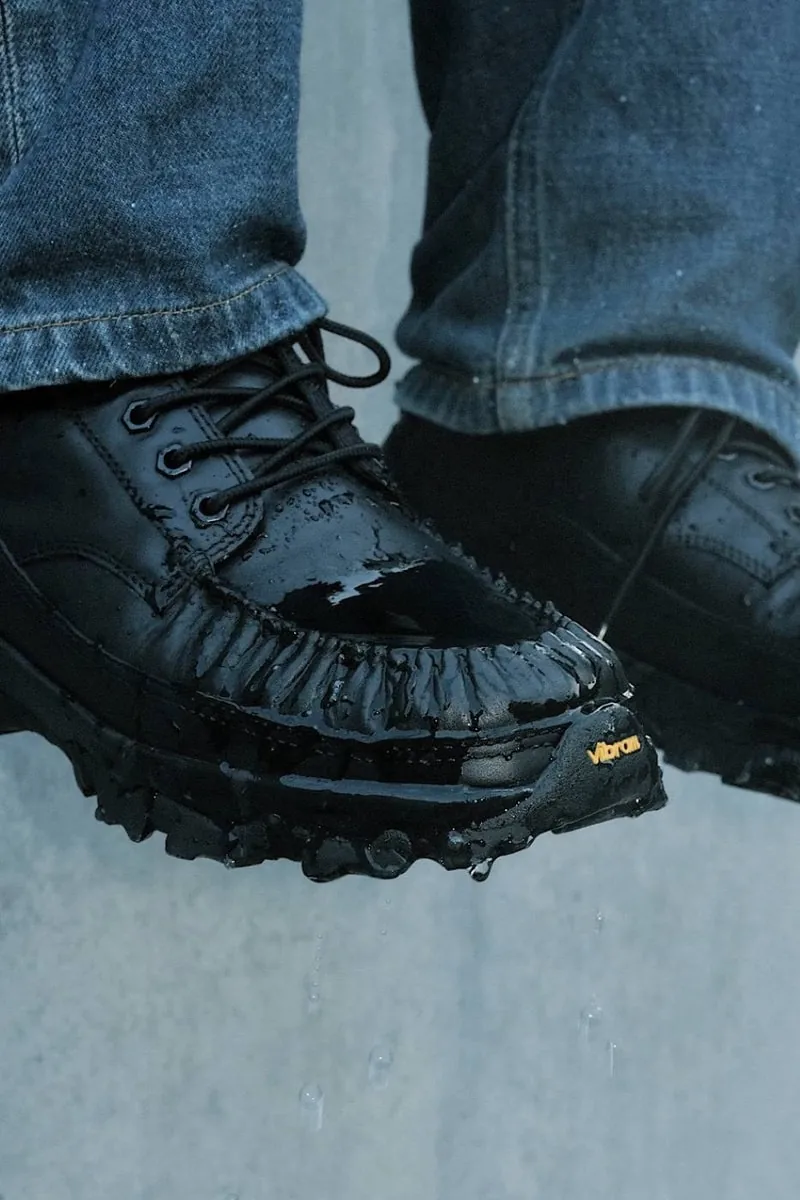 DELUXE и SUICOKE представили мокасины с посланием на пятках