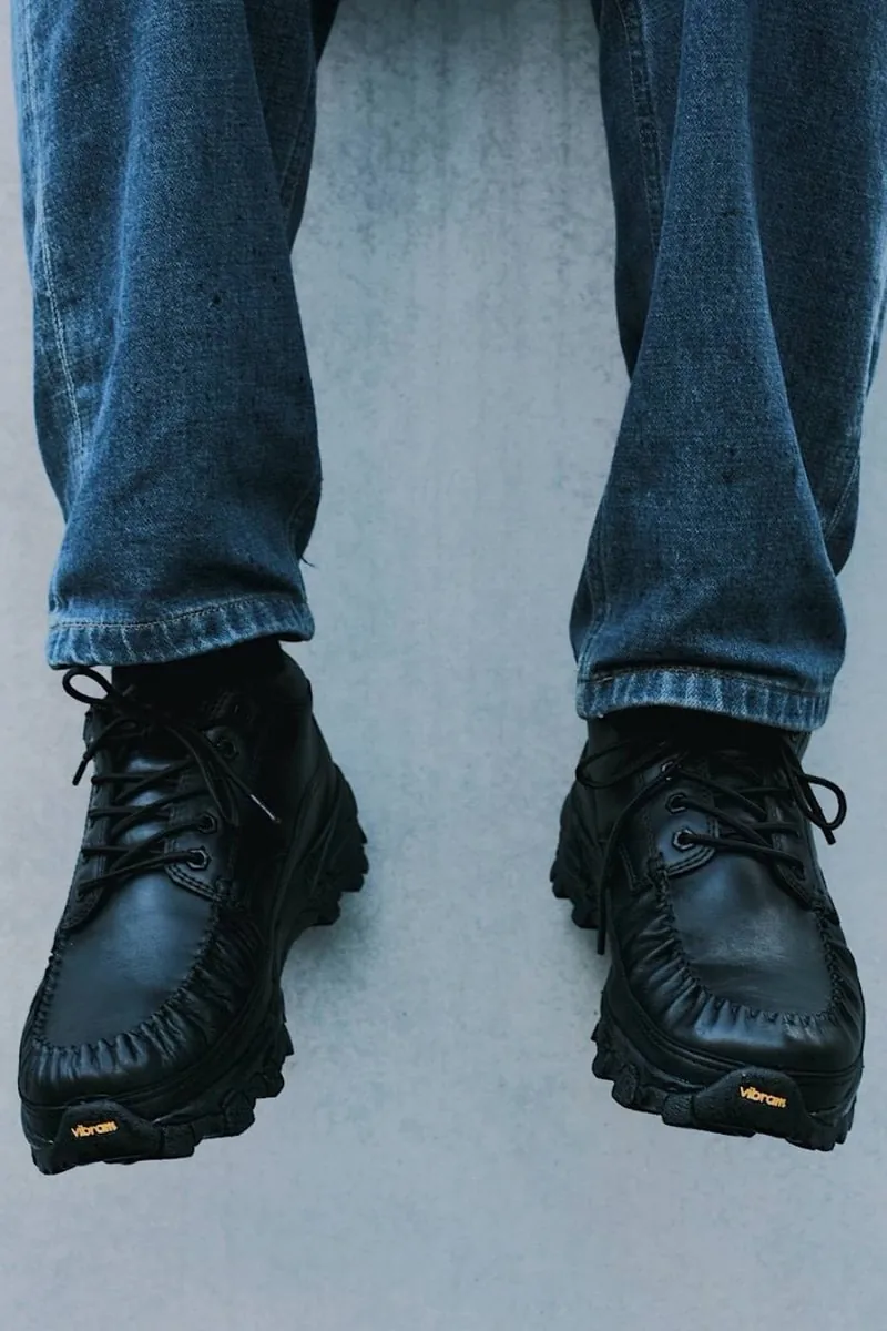 DELUXE и SUICOKE представили мокасины с посланием на пятках
