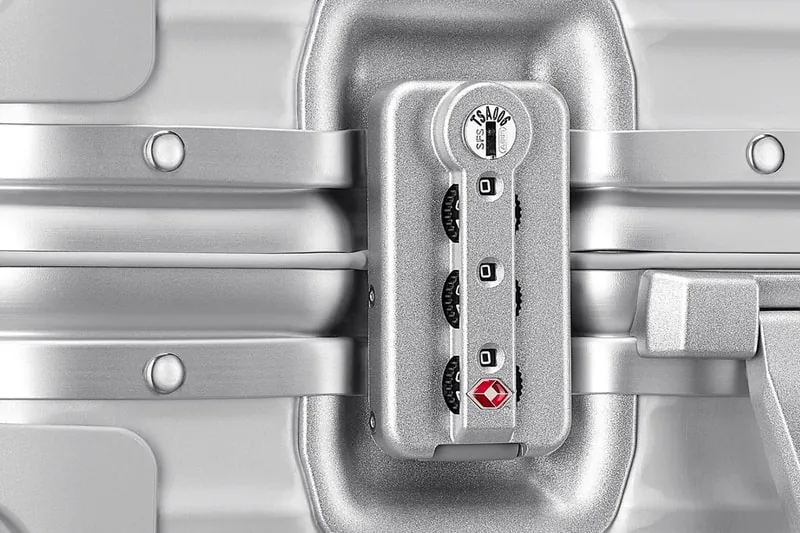 Dior и RIMOWA перевыпустят совместный алюминиевый чемодан