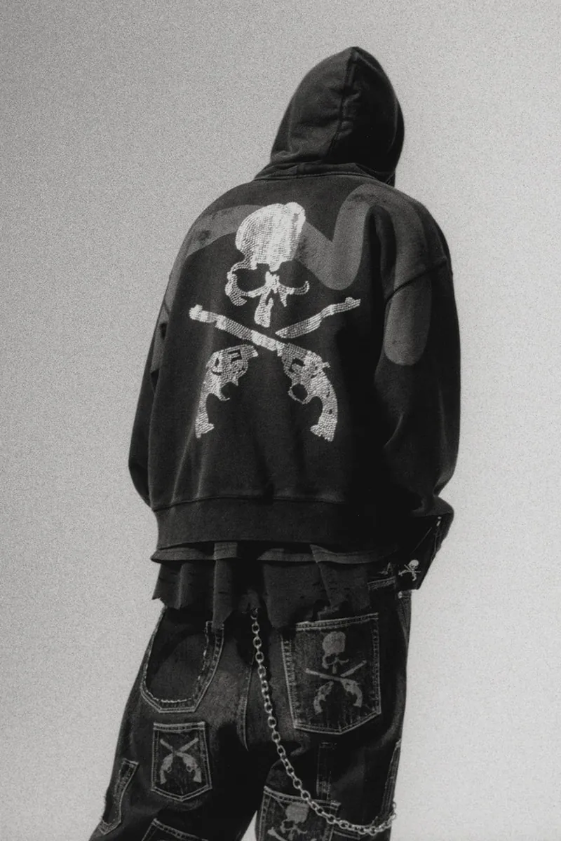 Иллюстрация к материалу «EVISU, mastermind JAPAN и roarguns представили совместную коллекцию одежды». Фото: Hypebeast.