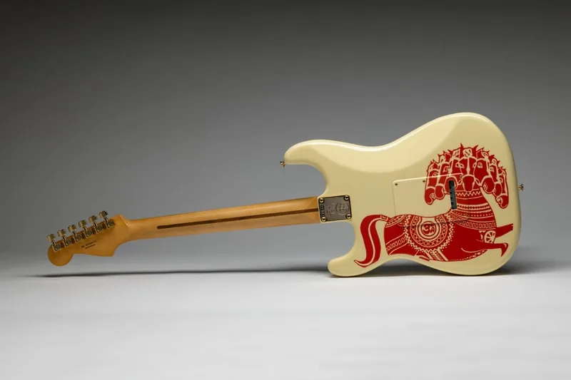 Иллюстрация к материалу «Fender и Dark Horse Records представили гитары Stratocaster». Фото: Hypebeast.