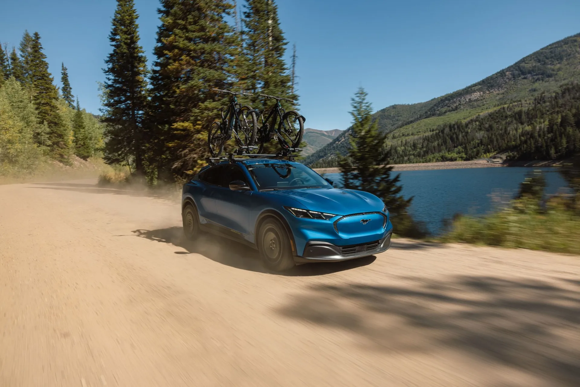 Ford представила электрокроссовер Mustang Mach-E 2027 модельного года с новым пакетом Trail