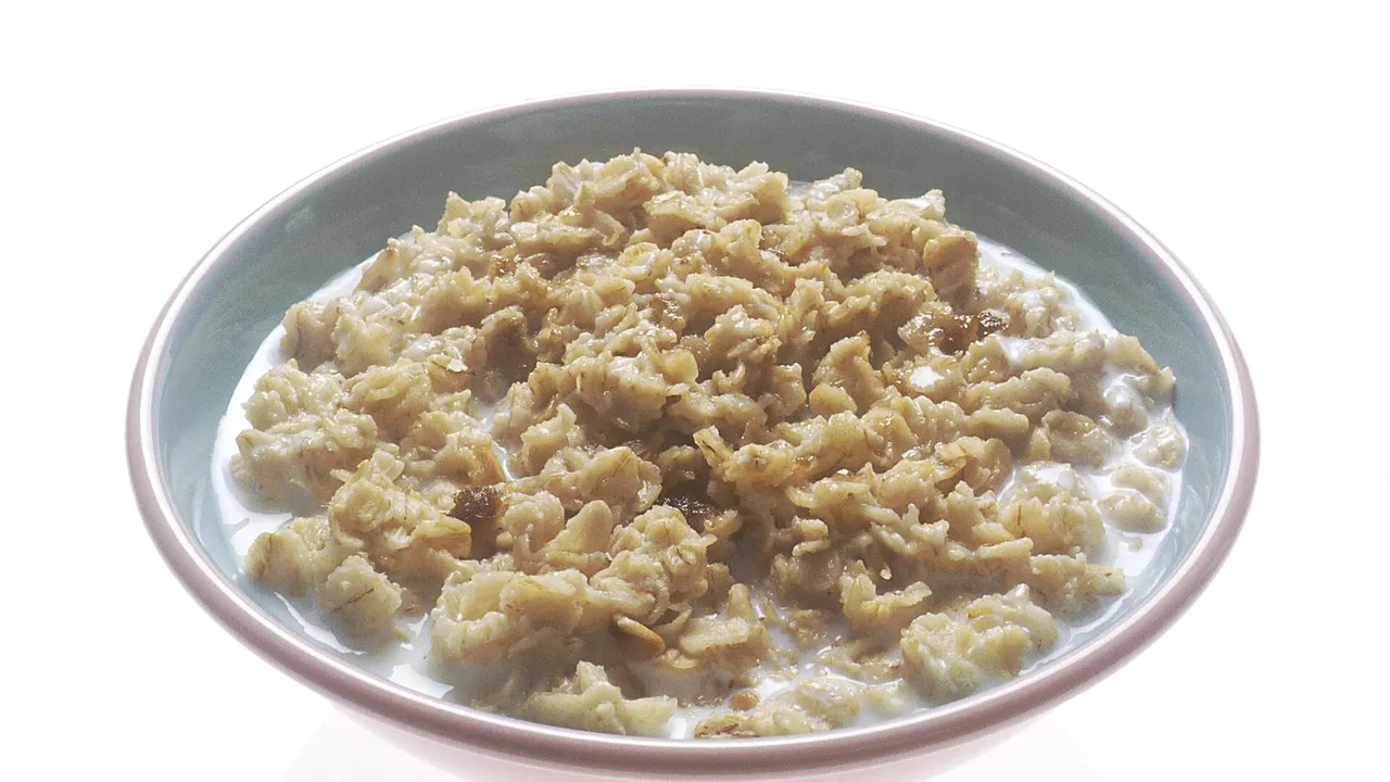 Овсяная каша в белой миске