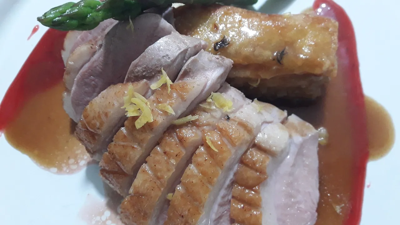 Нарезанное утиное филе с хрустящей корочкой, спаржей и ягодным соусом