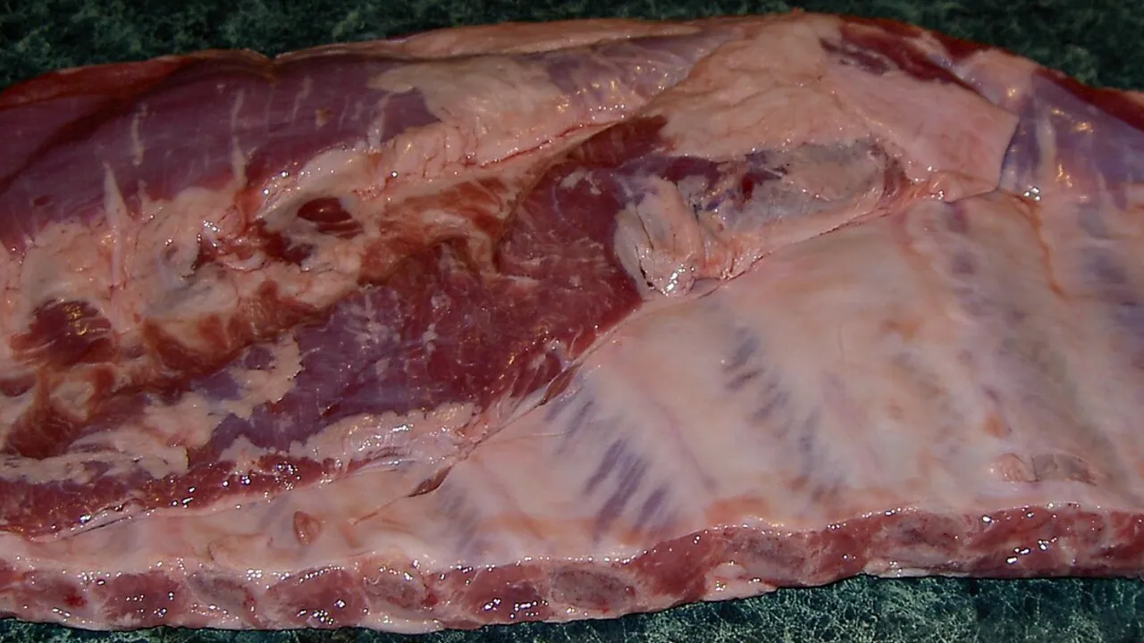 Сырая пластина свиных рёбер с прослойками жира