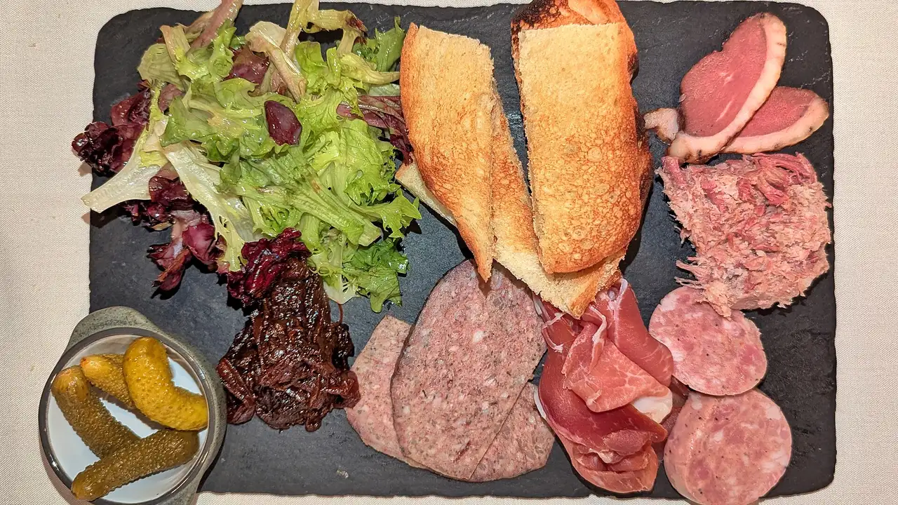 Мясная и сырная тарелка
