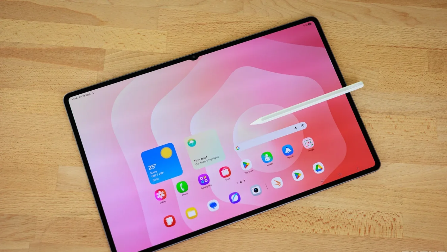 Samsung Galaxy Tab S11 Ultra на столе