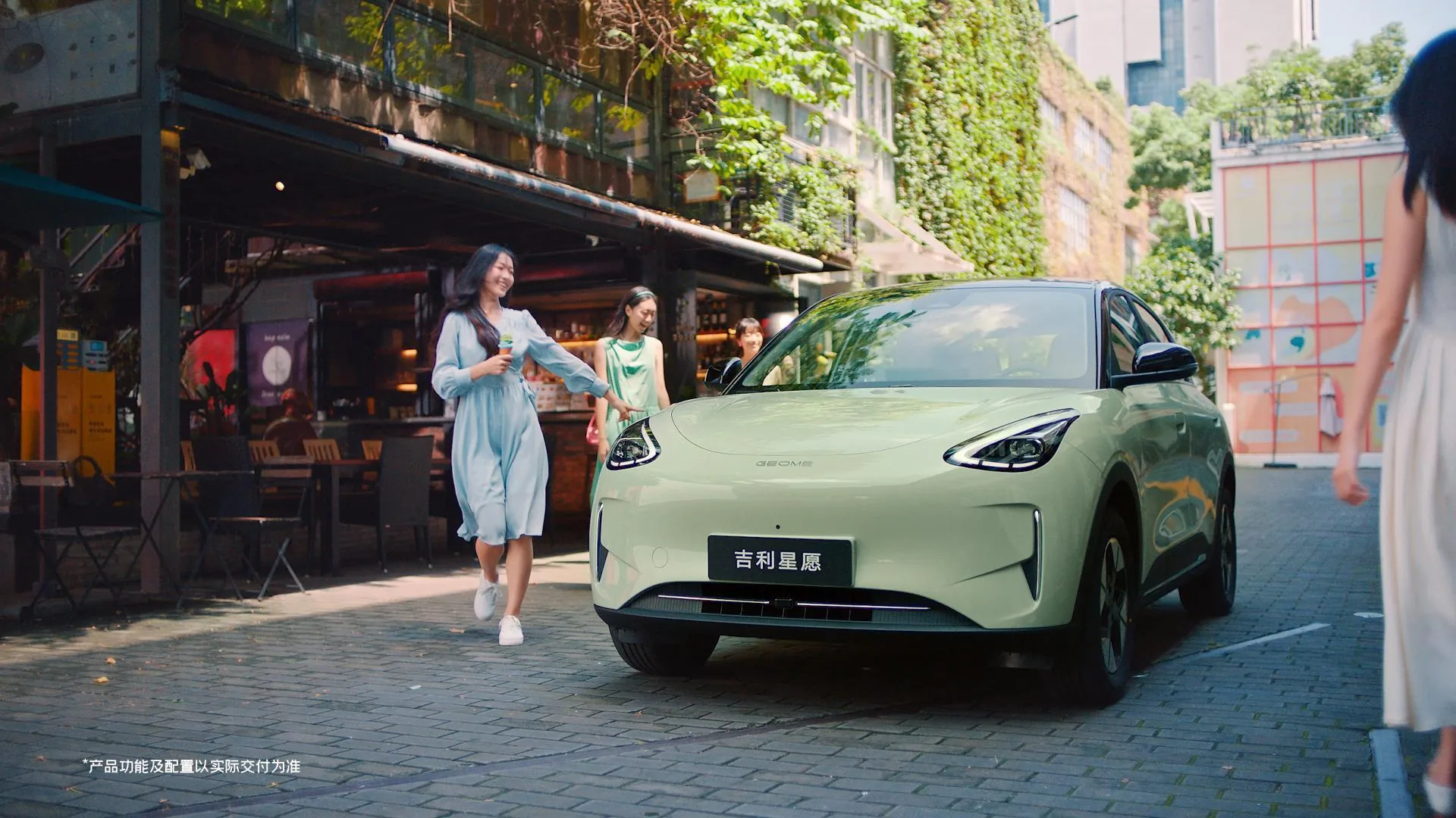 Geely привезет в Россию компактный электрический хетчбэк EX2