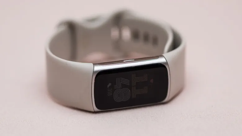 Google подтвердила анонс фитнес-трекера Fitbit Edge на 12 октября