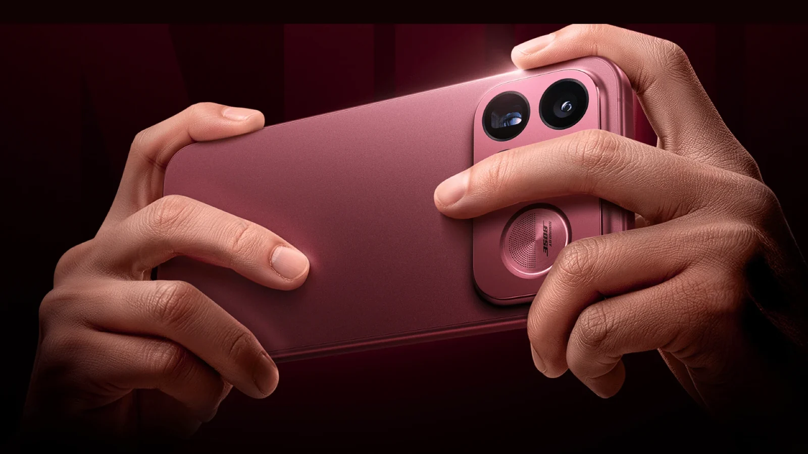 Redmi K100 Pro Max в бордовом цвете в руках