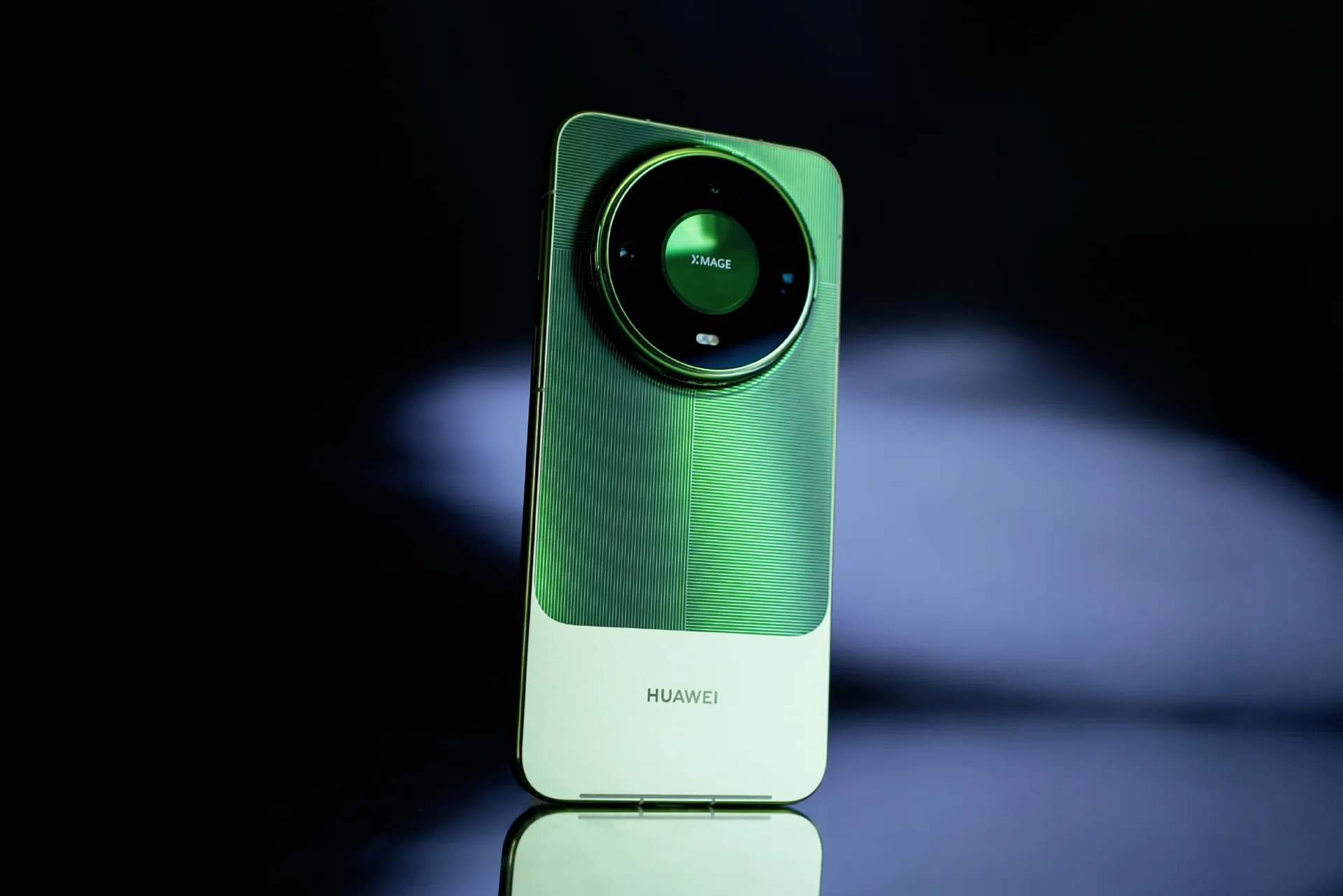 Huawei Mate 90 Pro Max показали вживую после начала продаж