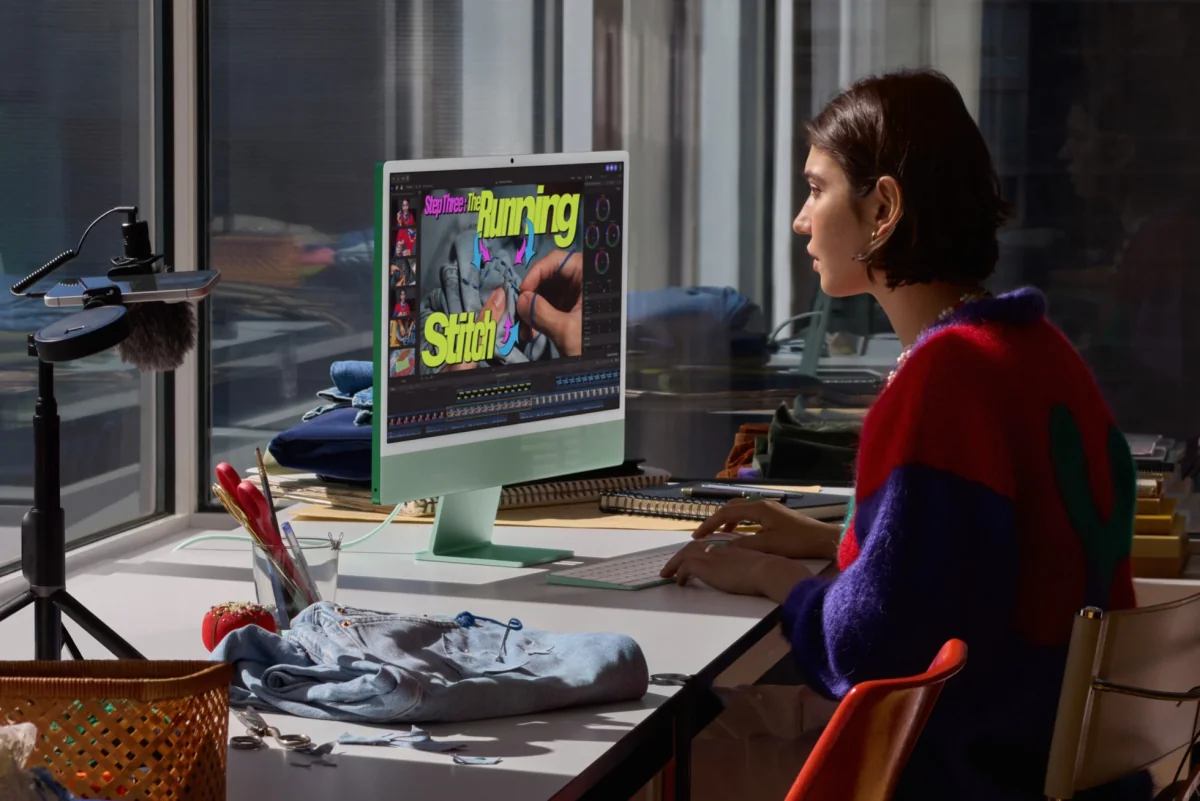 Зелёный iMac M6 на рабочем столе рядом со швейным проектом