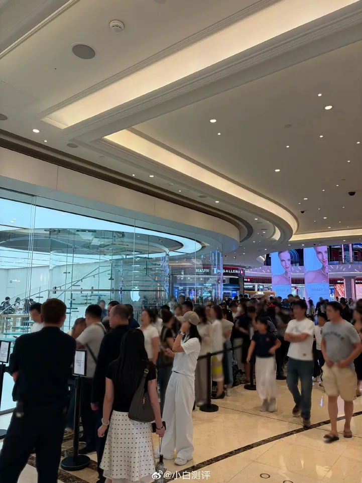 Покупатели выстроились в очереди за iPhone 18 Pro в Макао
