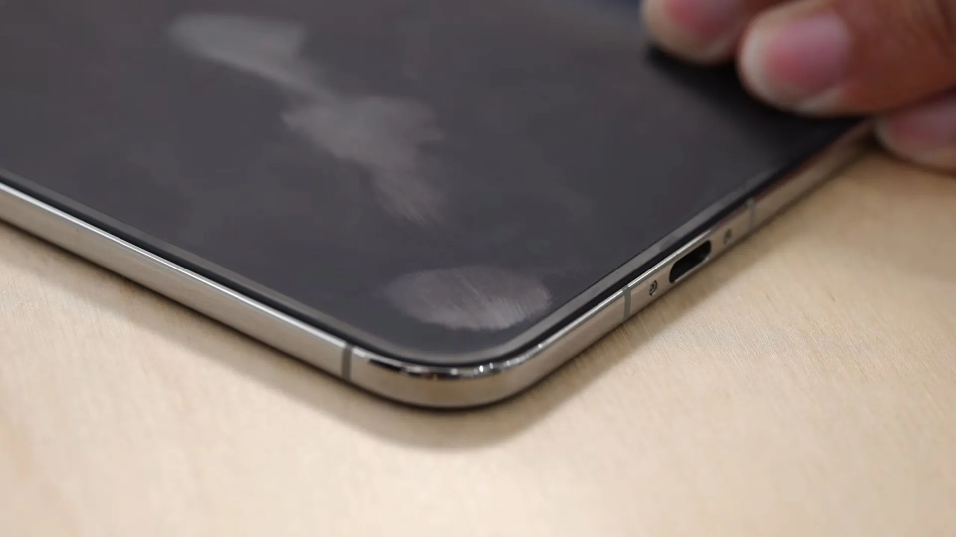 Складной экран iPhone Duo оказался магнитом для отпечатков