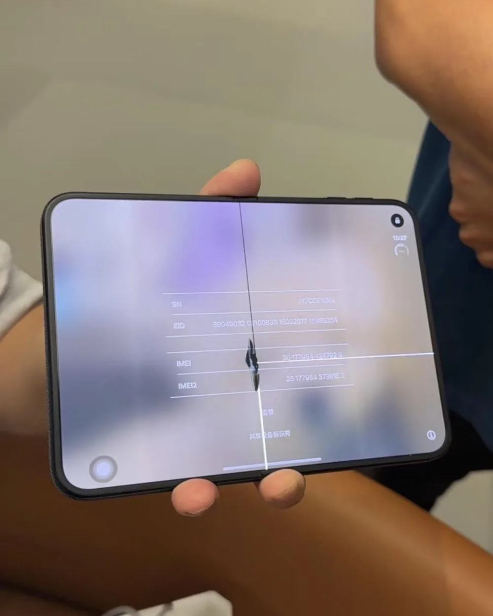 Иллюстрация к материалу «Покупатели iPhone Duo сообщают о дефектах складного экрана». Фото: Rozetked.