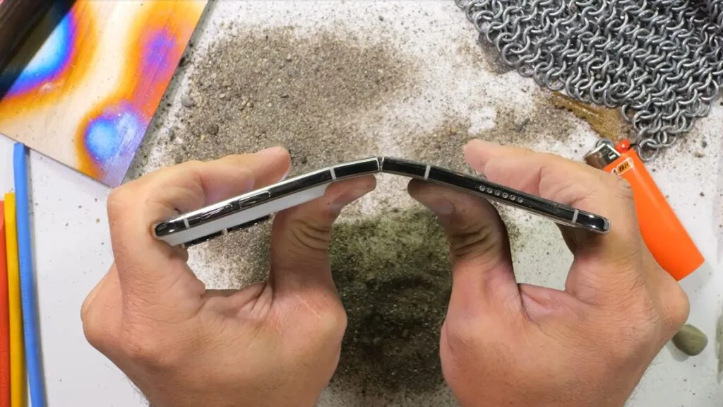 Складной iPhone Duo не выдержал краш-теста JerryRigEverything