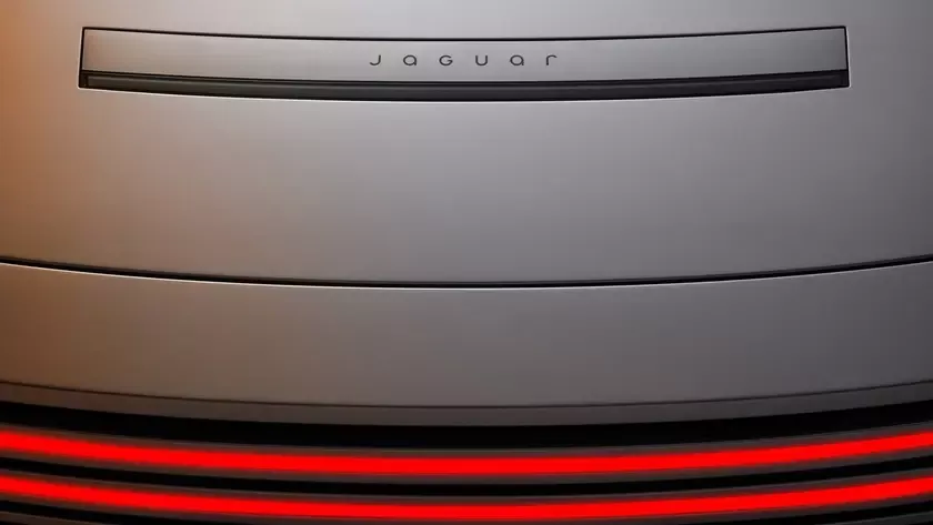Jaguar представил электромобиль Type 01 с тремя моторами
