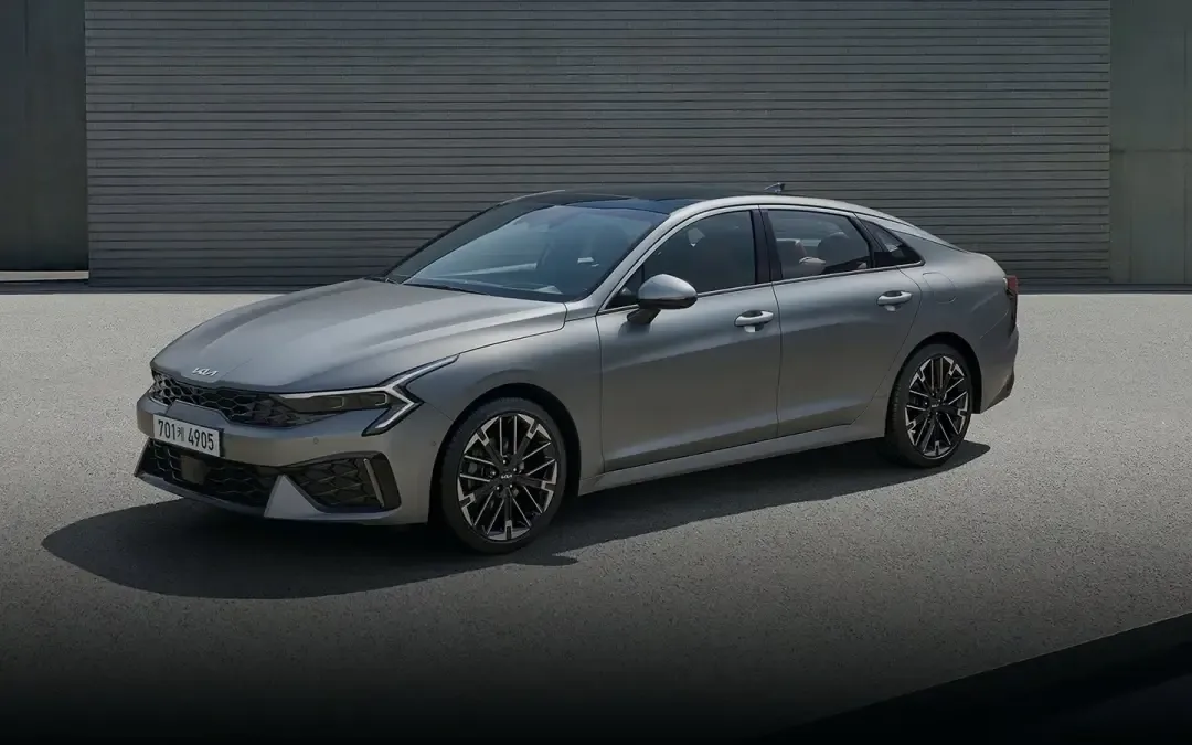 В России стартовали продажи гибридного Kia K5 за 4,95 млн рублей