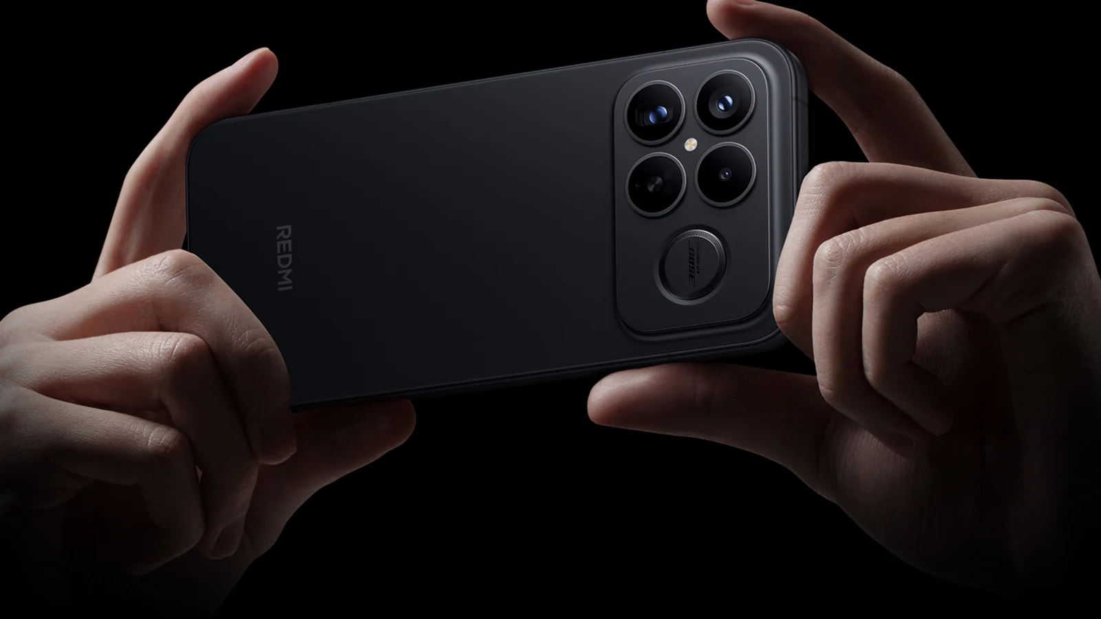 Redmi K90 Pro Max в руках, вид сзади