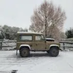 Иллюстрация к материалу «Дизайн и культура Land Rover: история культового внедорожника». Фото: Permanent Style.