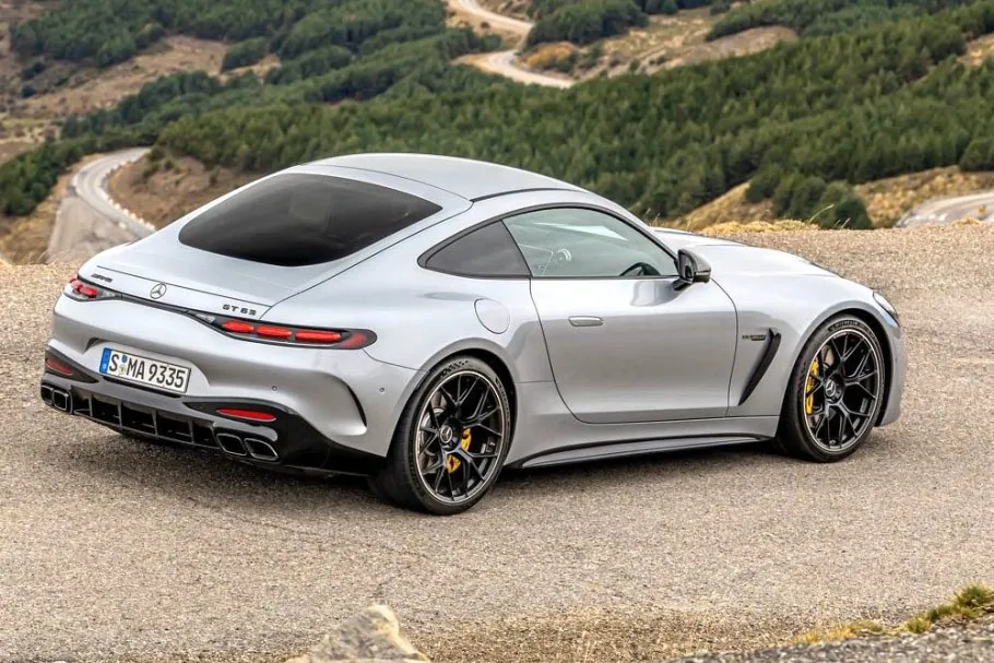 Новые Mercedes-AMG GT 2026 появились на зарубежном рынке