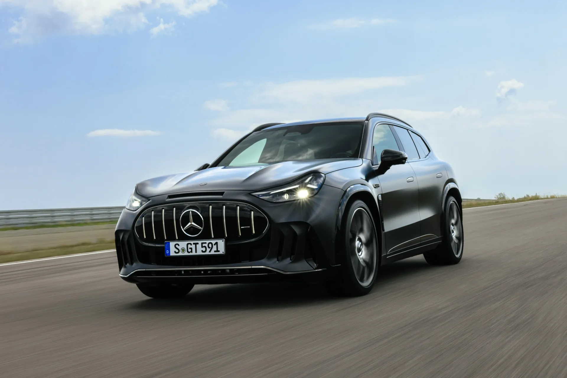 Иллюстрация к материалу «Mercedes-AMG представила электрический внедорожник GT SUV». Фото: The Verge.