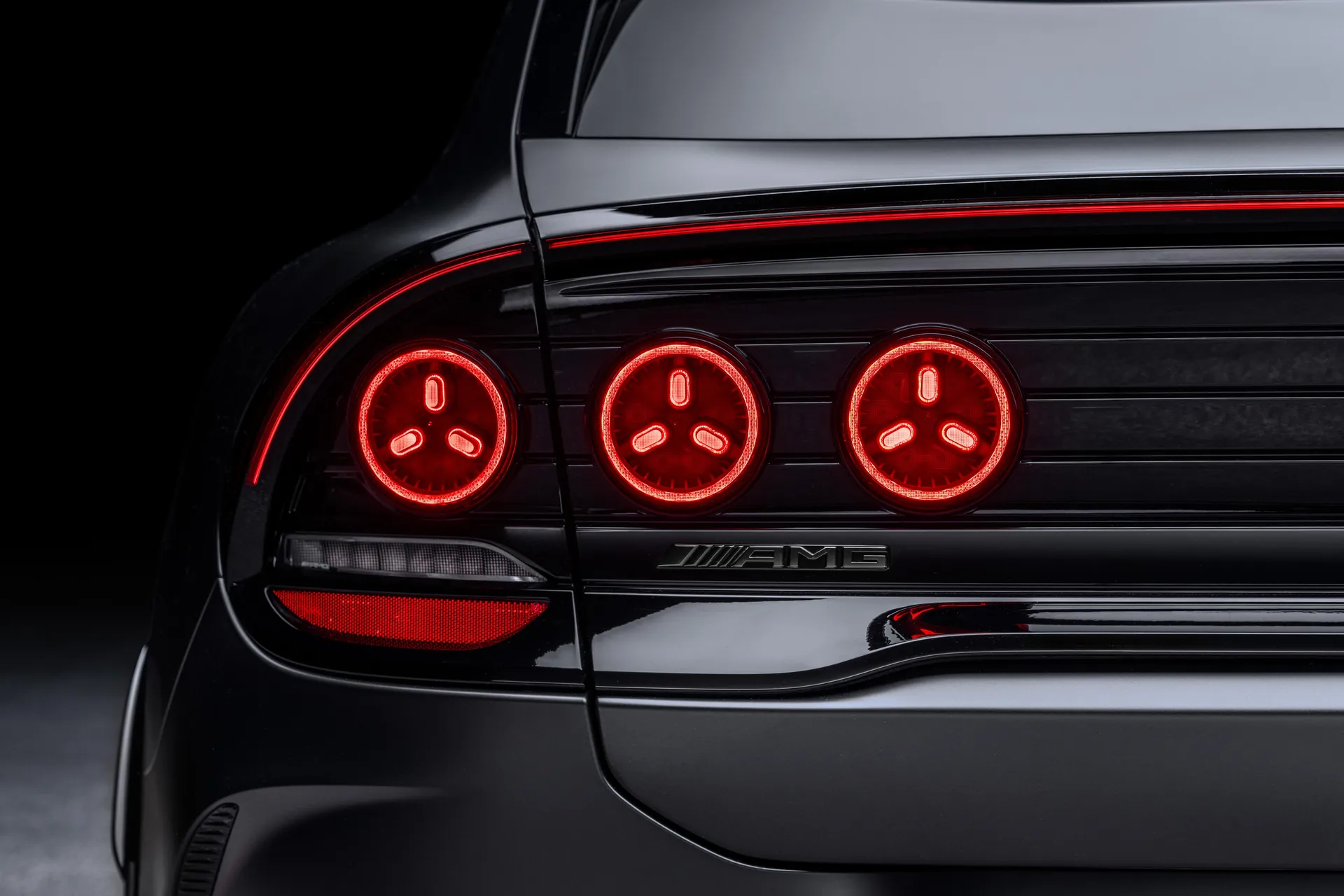 Иллюстрация к материалу «Mercedes-AMG представила электрический внедорожник GT SUV». Фото: The Verge.