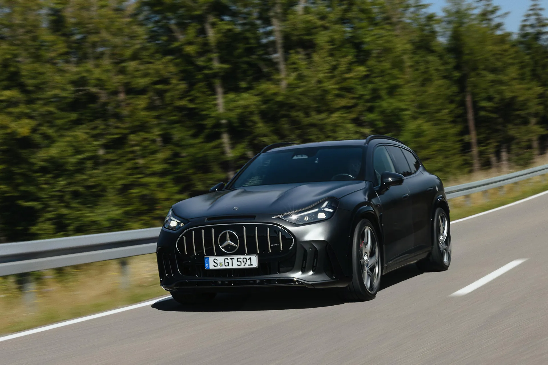 Иллюстрация к материалу «Mercedes-AMG представила электрический внедорожник GT SUV». Фото: The Verge.