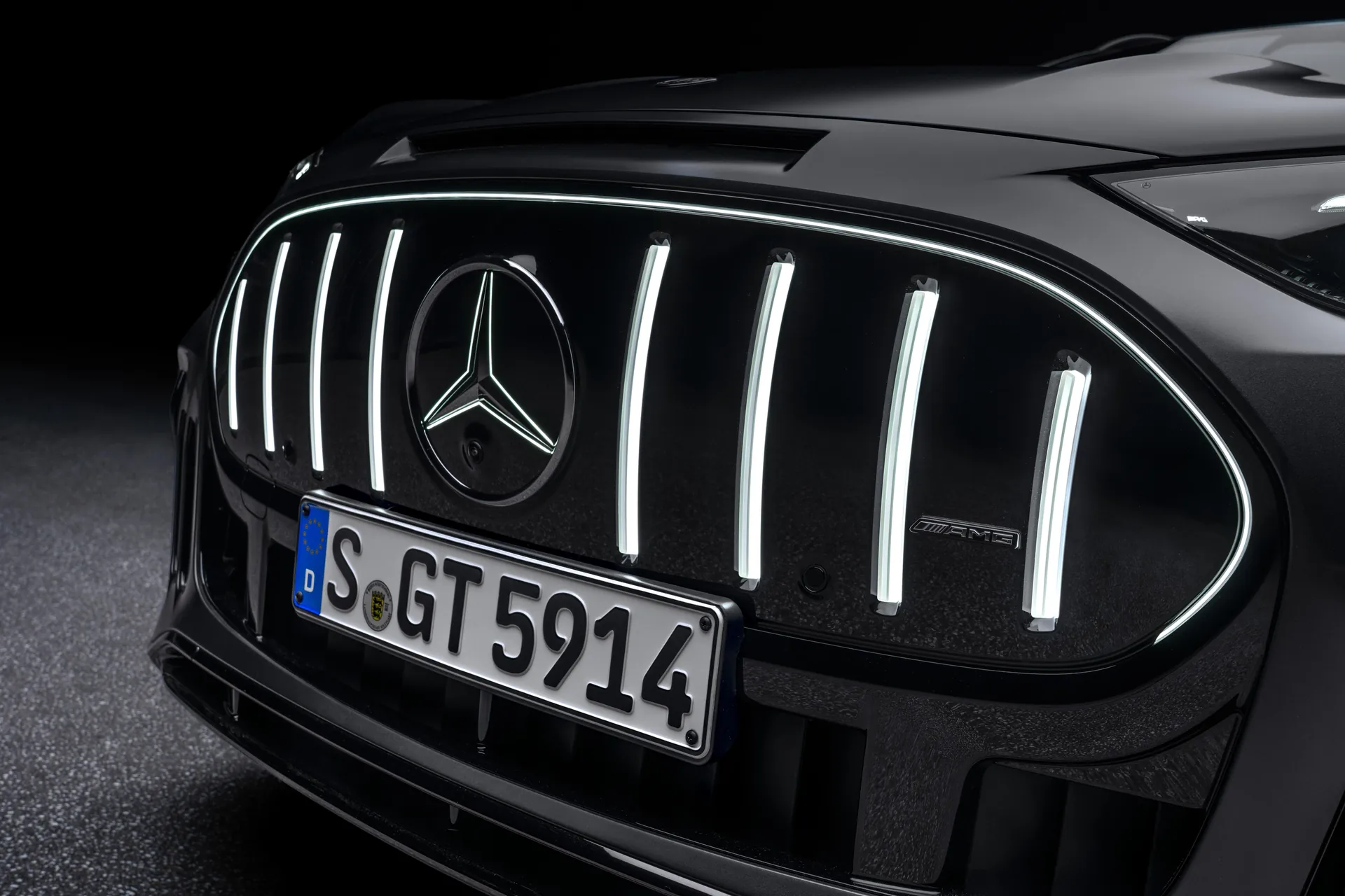 Иллюстрация к материалу «Mercedes-AMG представила электрический внедорожник GT SUV». Фото: The Verge.