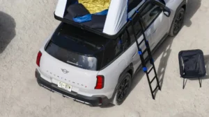 Mini представила версию Countryman Untamed Edition с палаткой и кемпинговой мебелью
