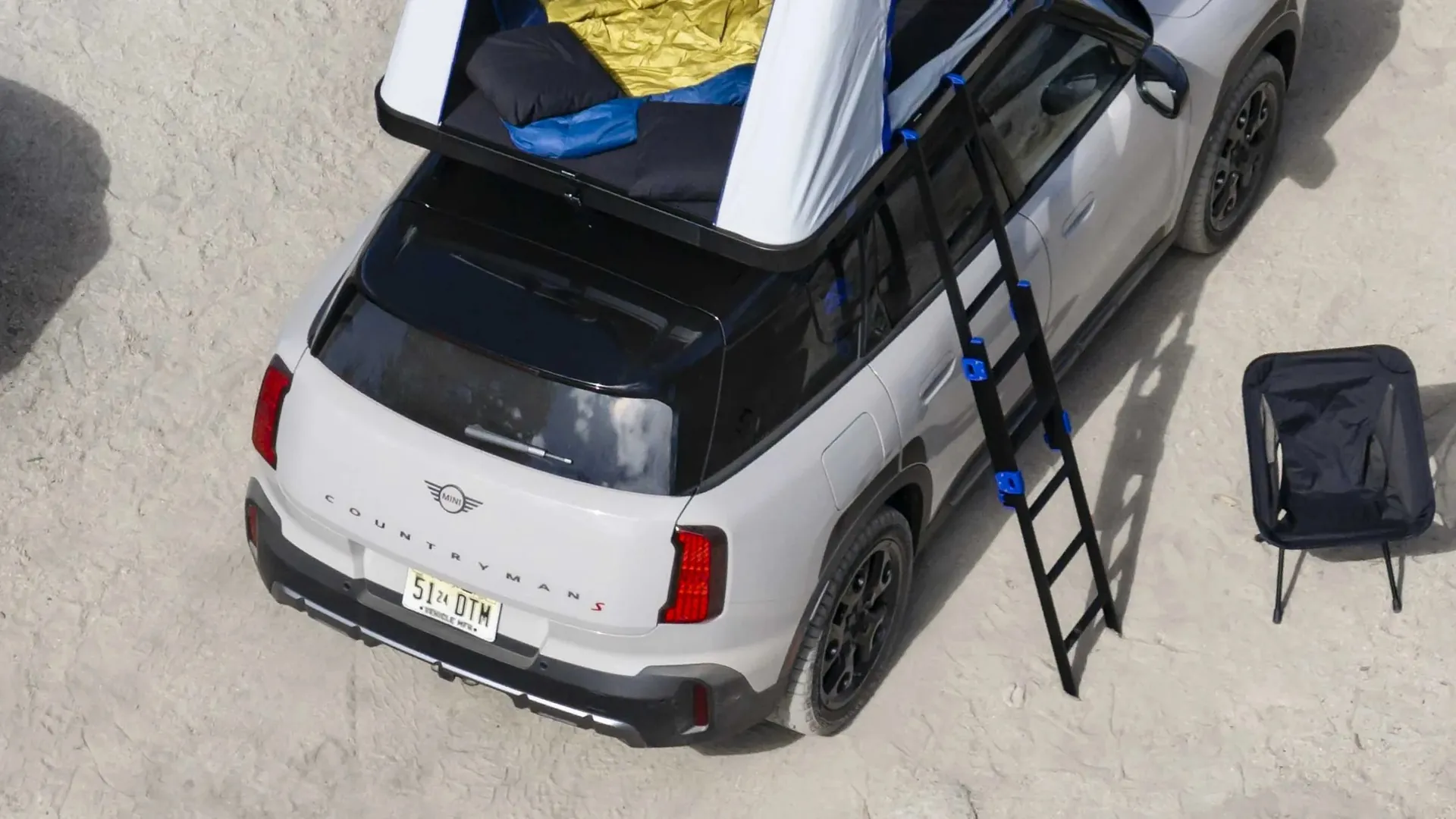 Mini представила версию Countryman Untamed Edition с палаткой и кемпинговой мебелью