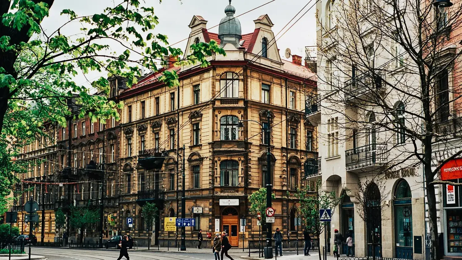 Старинное здание на перекрёстке в европейском городе