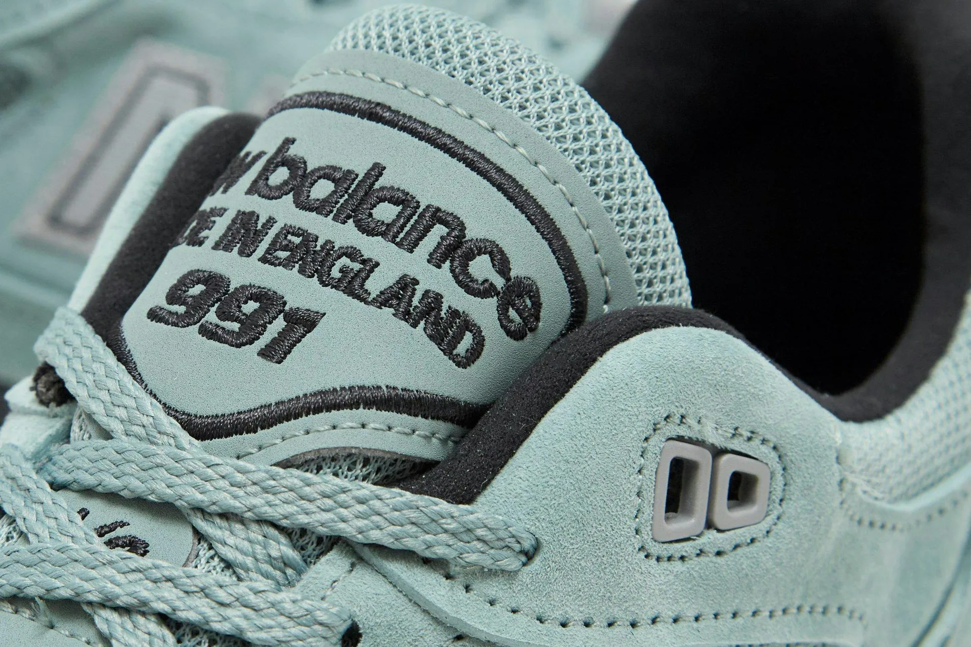 New Balance выпустила кроссовки 991v2 Green Milieu