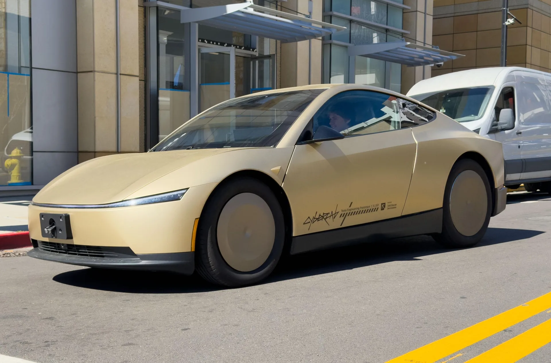 NHTSA проверяет сообщения о превышении скорости роботакси Tesla