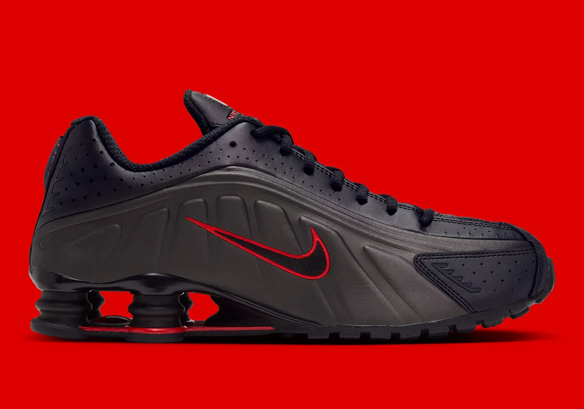 Nike представила кроссовки Shox R4 в расцветке «Black and Challenge Red»