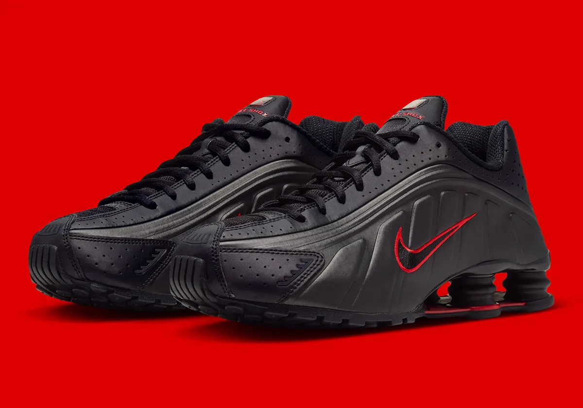 Nike представила кроссовки Shox R4 в расцветке «Black and Challenge Red»