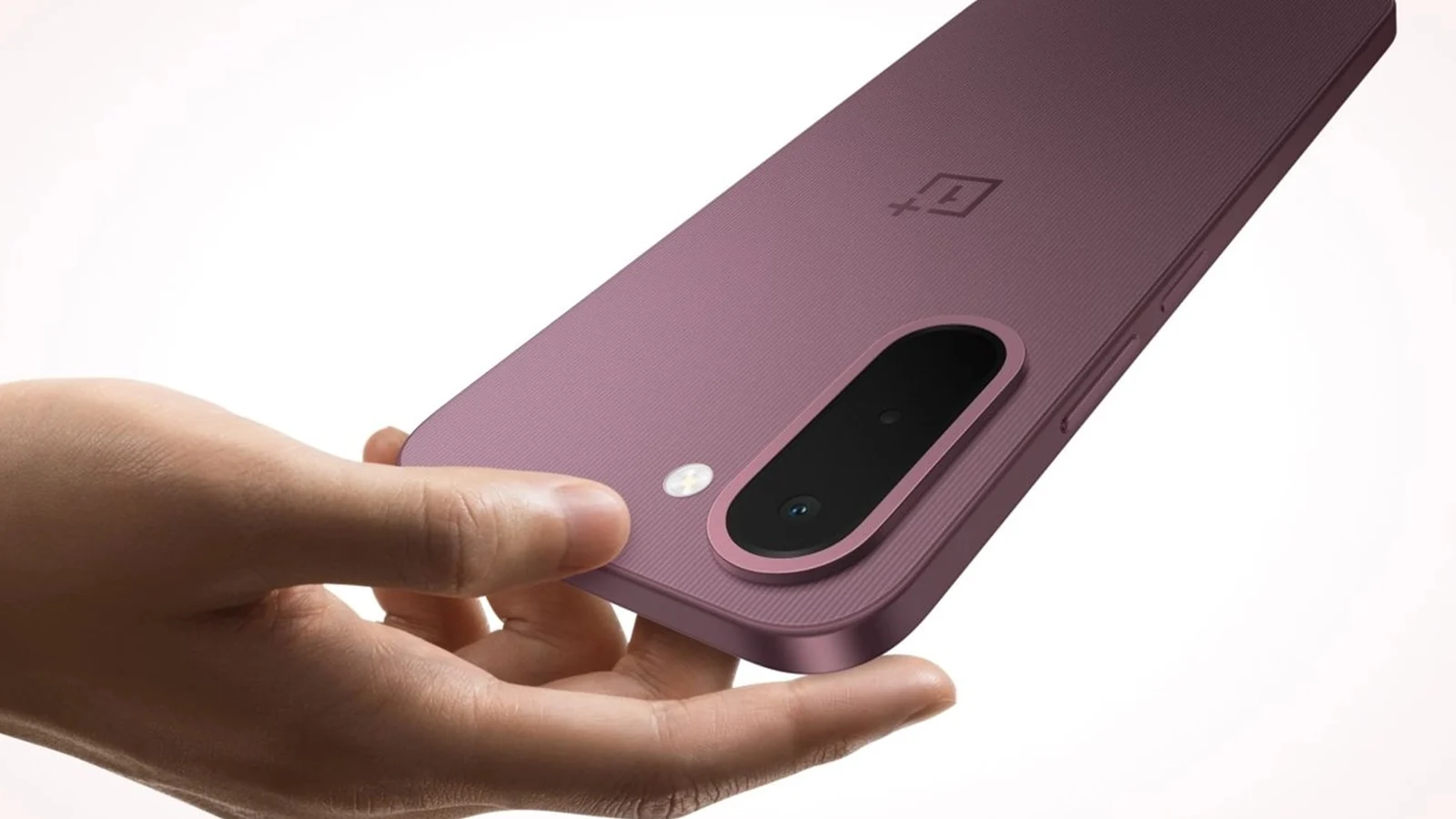 OnePlus N6x в бордовом цвете в руке