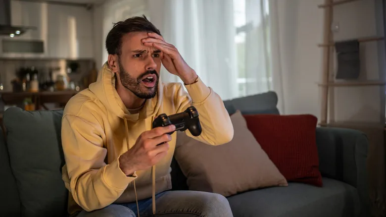 Иллюстрация к материалу «Что означает оранжевый индикатор на корпусе PlayStation 5». Фото: Engadget.
