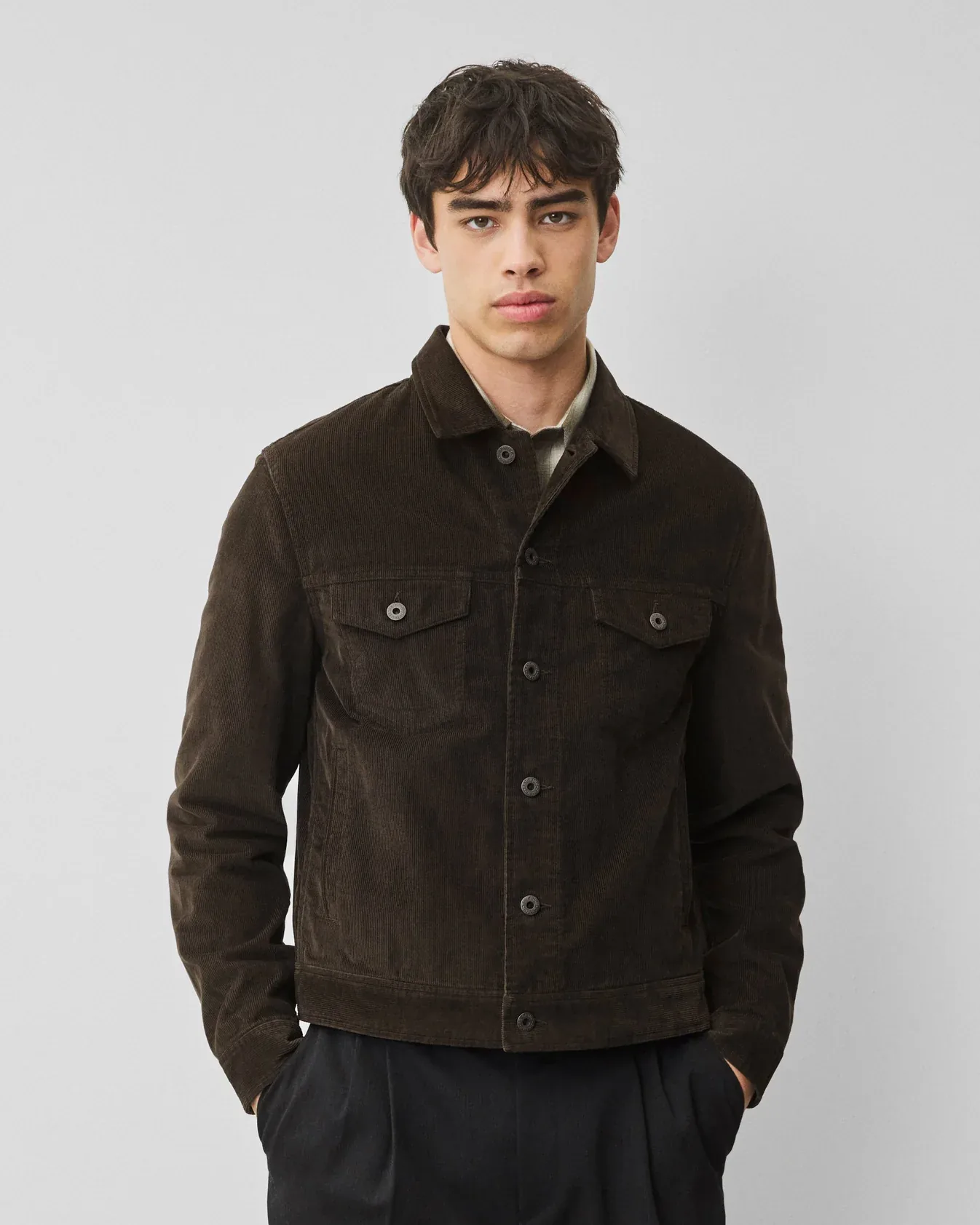 Иллюстрация к материалу «Reigning Champ выпустила вельготовую куртку Piston Trucker Jacket». Фото: The Coolector | Online Men's Lifestyle Magazine | Design, Gear & Fashion.