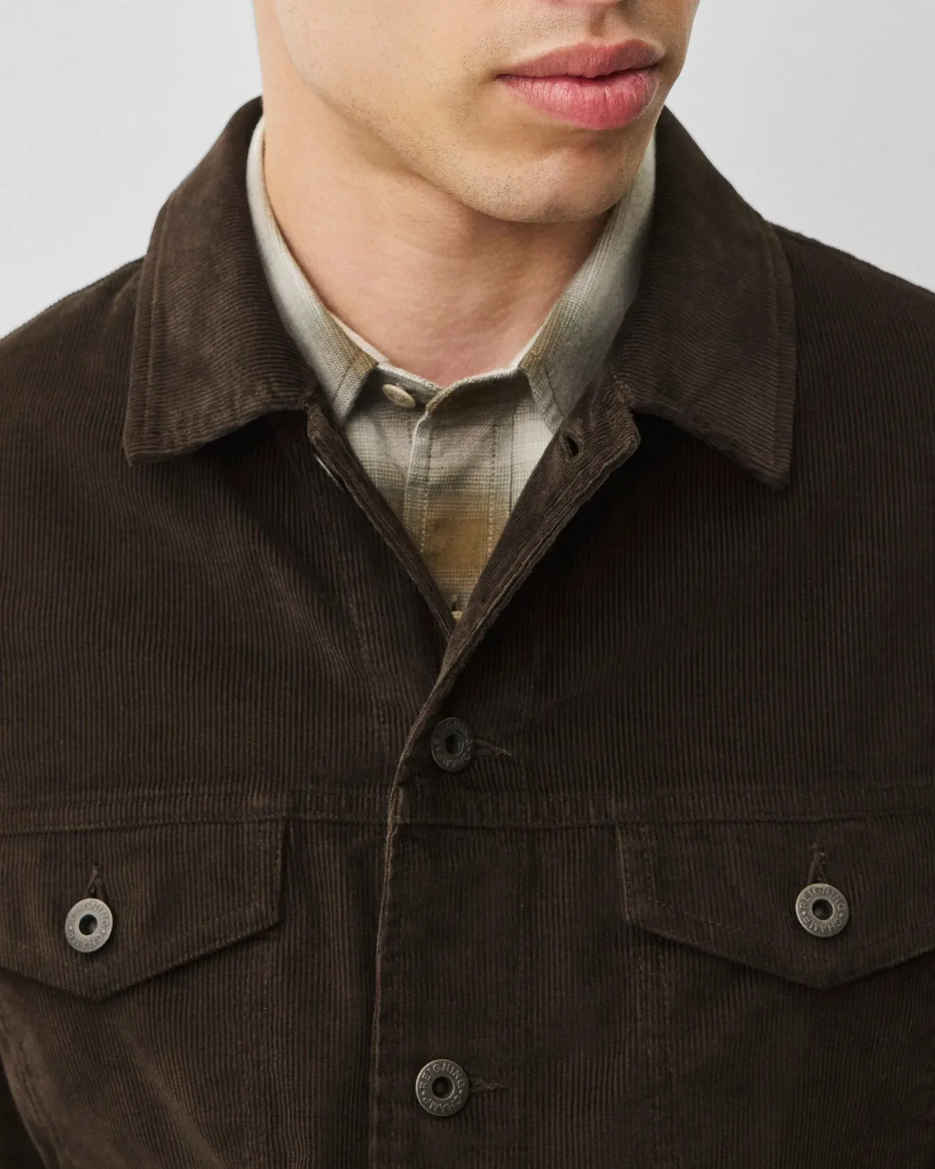 Иллюстрация к материалу «Reigning Champ выпустила вельготовую куртку Piston Trucker Jacket». Фото: The Coolector | Online Men's Lifestyle Magazine | Design, Gear & Fashion.