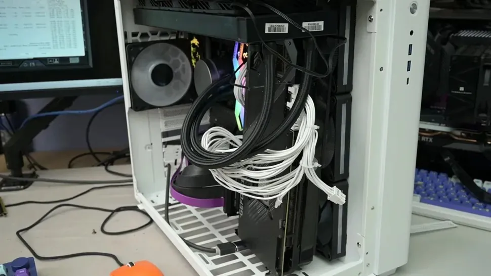 Эксперимент: необычное расположение видеокарты снизило температуру RTX 3080