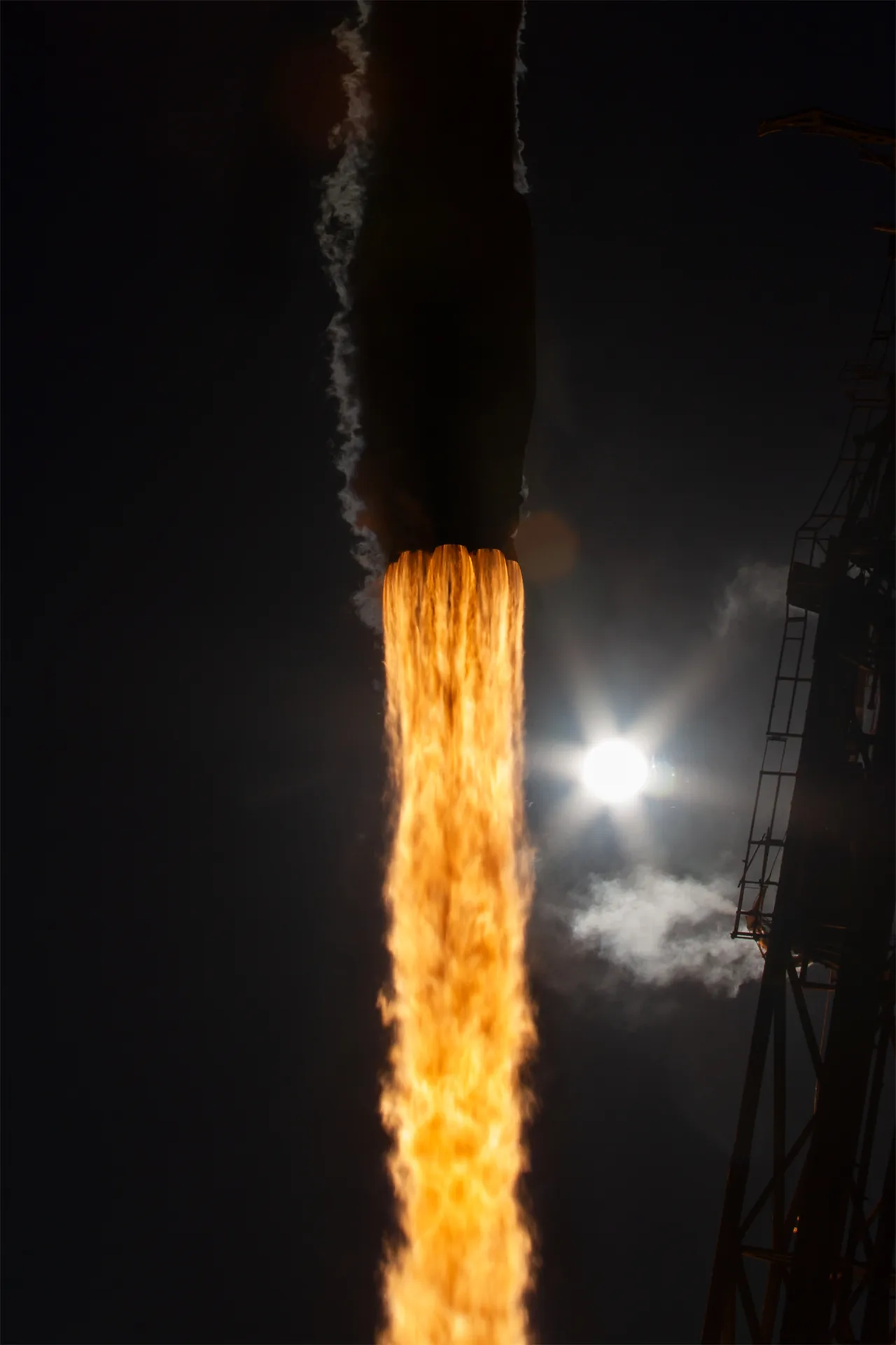 Иллюстрация к материалу «SpaceX запустила секретную миссию: ракета Falcon 9 совершила 28-й полёт». Фото: IXBT.