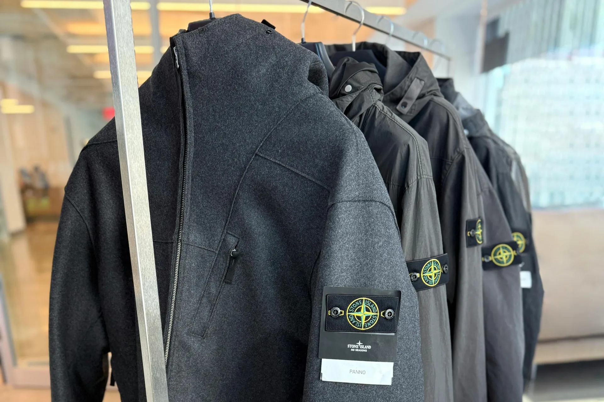 Stone Island вернула коллекцию No Seasons с шестью версиями одной куртки